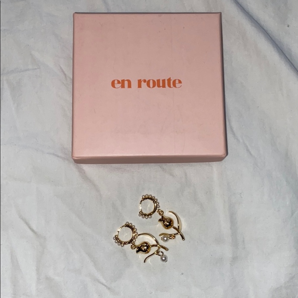 En route tulip earrings